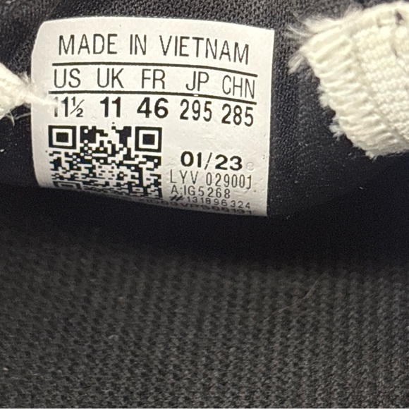 🔥🔥🔥Adidas Black and White Slip-On Shoes Size: 11.5🔥🔥🔥 - Picture 9 of 9